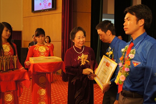 ພິທີສະເຫຼີມສະຫຼອງ 81 ປີແຫ່ງວັນສ້າງຕັ້ງ ຄະນະຊາວໜຸ່ມກອມ ມູນິດໂຮ່ຈີມິນ