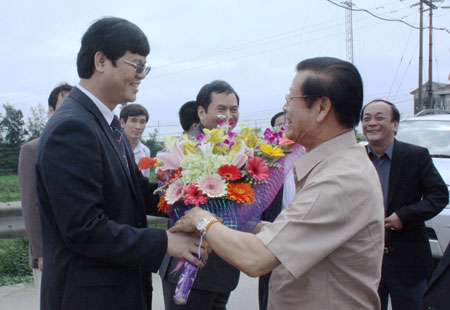 ຮອງນາຍົກລັດຖະມົນຕີລາວ ໄປຢ້ຽມຢາມແຂວງ Nghe An