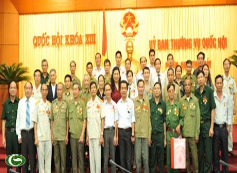 ທ່ານ​ນາງ​ Tong Thi Phong ຕ້ອນຮັບ​ຄະນະ​ຜູ້​ແທນ​ມີ​ຄຸນງາມຄວາມດີ​ຕໍ່​ການ​ປະຕິວັດ​