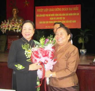 ຫົວໜ້າຄະນະຂົນຂວາຍປະຊາຊົນ ສູນກາງ ຕ້ອນຮັບ ຄະນະຜູ້ແທນຂັ້ນສູງ ສະຫະພັນແມ່ຍິງລາວ