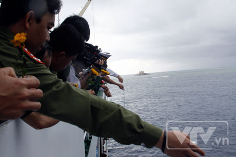 ຄະນະປະຕິບັດງານ ເຫຼົ່າທັບເຮືອຫວຽດນາມ ຢ້ຽມຢາມ ຮ້ານຍາມ DK1