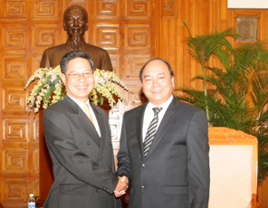 ຮອງນາຍົກລັດຖະມົນຕີ Nguyen Xuan Phuc ຕ້ອນຮັບ ລັດຖະມົນຕີກະຊວງອຸດສະຫະກຳ ການຄ້າລາວ