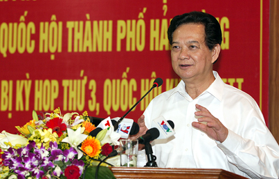 ທ່ານ Nguyen Tan Dung ພົບ​ປະ​ກັບ​ຜູ້​ມີ​ສິດ​ເລືອກ​ຕັ້ງ​ເມືອງ ​Thuy Nguyen