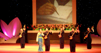 ລາຍການສະແດງສິລະປະ “ ຖະຫວາຍດອກໄມ້ຂຶ້ນຕໍ່ລຸງໂຮ່ ”