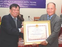 ຫວຽດນາມ ມອບຫຼຽນໄຊມິດຕະພາບໃຫ້ ອະດີດປະທານສານປະຊາຊົນສູງສຸດລາວ