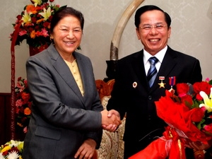 ລາວ ມອບຫຼຽນໄຊແຮງງານຊັ້ນ 3 ໃຫ້ແກ່ນັກວິລະຊົນແຮງງານ Le Van Kiem