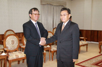 ຄະນະພະນັກງານຫ້ອງວ່າການສະພາແຫ່ງຊາດ ຫວຽດນາມ ຢ້ຽມຢາມ ສປປລາວ