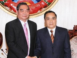 ກຳມະການກົມການເມືອງ Le Hong Anh ພົບປະກັບ ນາຍົກລັດຖະມົນຕີ ລາວ