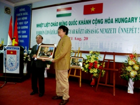 ນະຄອນໂຮ່ຈິມິນ ຈັດການພົບປະ ສະເຫຼີມສະຫຼອງວັນສະຖາປະນາ ສ.ຮຸງກາລີ