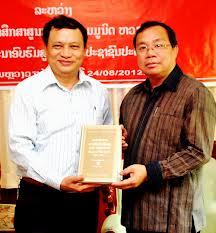 ຫວຽດນາມ ມອບປື້ມປະຫວັດສາດ ການພົວພັນແບບພິເສດ ຫວຽດນາມ - ລາວ ໃຫ້ແກ່ ສປປ ລາວ