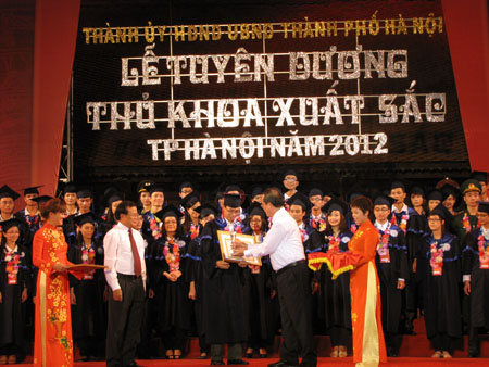 ​ທ່ານ​ນາງ​ຮອງ​ປະທານ​ປະ​ເທດ ຕ້ອນຮັບນັກ​ສຶກສາ​ທີ່​ເສັງ​​ໄດ້ຄະ​ແນນ​ສູງ​ກວ່າ​ໝູ່