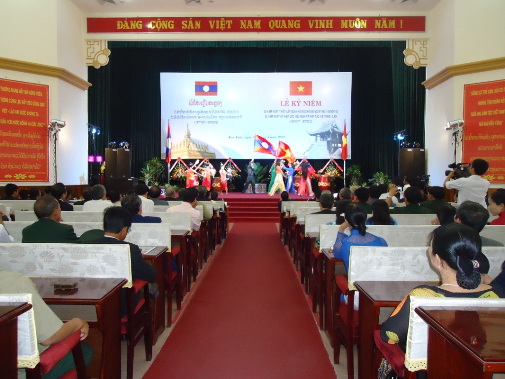 ສະເຫຼີມສະຫຼອງ 50 ປີແຫ່ງວັນສ້າງຕັ້ງ ສາຍພົວພັນທາງການທູດຫວຽດນາມ - ລາວຢູ່ແຂວງ ກອນຕຸມ