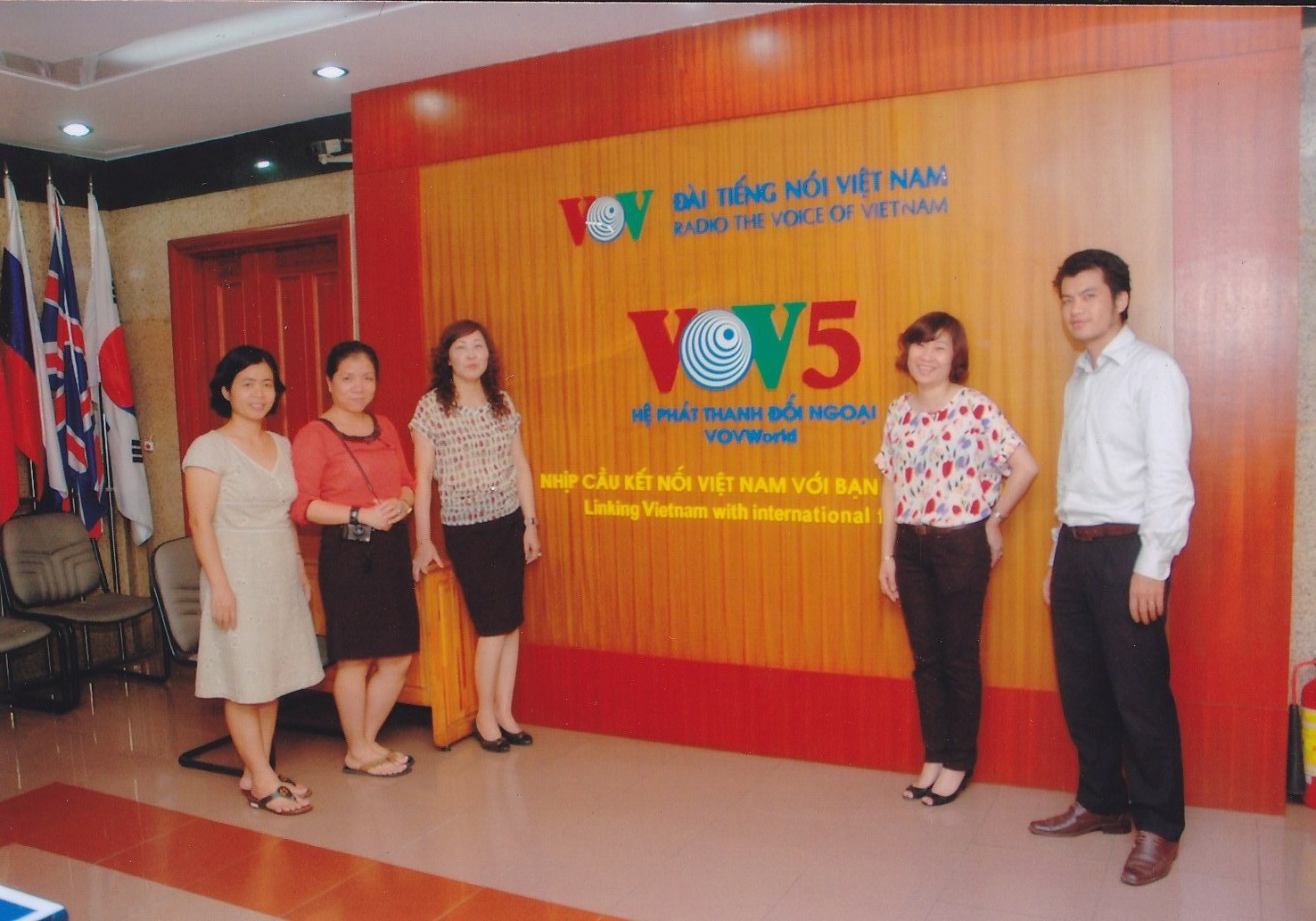 ວິທະຍຸກະຈາຍສຽງຫວຽດນາມ-ພາກພາສາລາວ ແລະ ບັນດາເພື່ອນມິດ