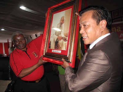 ຄະນະຜູ້ແທນພັກກອມມູນິດຫວຽດນາມ ເຂົ້າຮ່ວມກອງປະຊຸມໃຫຍ່ພັກ Frelimo ຢູ່ Mozambiq