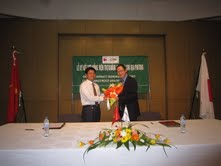 ພິທີລົງນາມໃນສັນຍາຊ່ວຍເຫຼືອລ້າຂອງຍີ່ປຸ່ນໃຫ້ແກ່ທ້ອງຖີ່ນຕ່າງໆຂອງຫວຽດນາມ