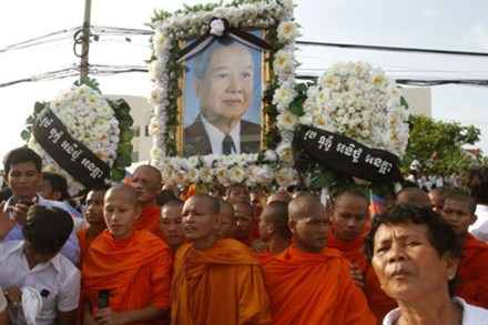 ຄະນະຜູ້ແທນຂັ້ນສູງຫວຽດນາມ ໄຫວ້ອາໄລ ອະດິດກະສັດ Norodom Sihanouk