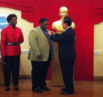 ເອກອັກຄະລັດຖະທູດອາຟຼິກກາໃຕ້ ຮັບຫຼຽນກາທີ່ລະນຶກ “ສັນຕິພາບ ມິດຕະພາບລະຫວ່າງປະຊາຊາດ“