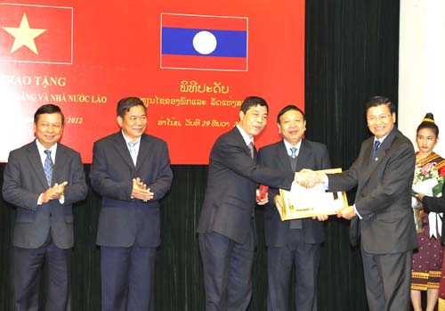 ພິທີປະດັບຫລຽນໄຊຂອງພັກ ແລະ ລັດລາວ