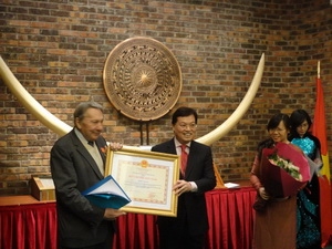 ພິທີປະດັບຫລຽນກາມິດຕະພາບໃຫ້ແກ່ສາສະດາຈານ Michelle Guillou ຊາວ ຝລັ່ງ
