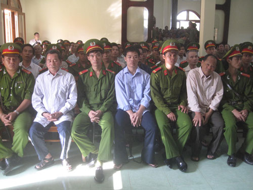 ພິພາກສາຄະດີເຄື່ອນໄຫວເພື່ອໂຄ່ນລົ້ມ      ອຳນາດການປົກຄອງປະຊາຊົນ