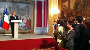 ປະທານາທິບໍດີຝະລັ່ງ Francois Hollande ອວຍພອນປີໃໝ່ມະເສງ