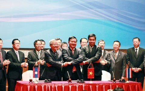 ກອງປະຊຸມລັດຖະມົນຕີຄົມມະນາຄົມຂົນສົ່ງ ຫວຽດນາມ - ລາວ - ໄທ