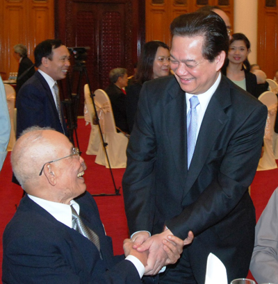 ນາຍົກລັດຖະມົນຕີ ຫງວຽນເຕີນຢູງ ພົບປະສັງສັນບັນດາສະມາຊິກລັດຖະບານຜ່ານໄລຍະຕ່າງໆ