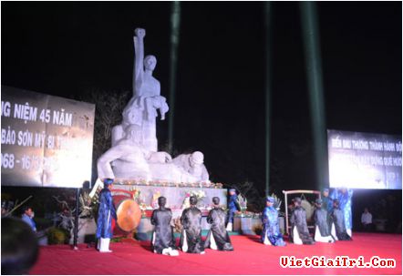 ພິທີສະເຫຼີມສະຫຼອງ 45 ປີ ແຫ່ງວັນຄາດຕະກຳ ເຊີນມີ້