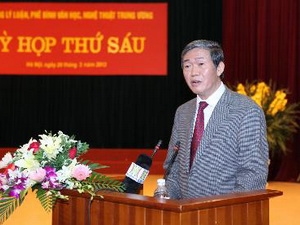 ສະໄໝປະຊຸມຄັ້ງທີ 6 ສະພາທິດສະດີ, ວິຈານວັນນະຄະດີ, ສິລະປະສູນກາງ