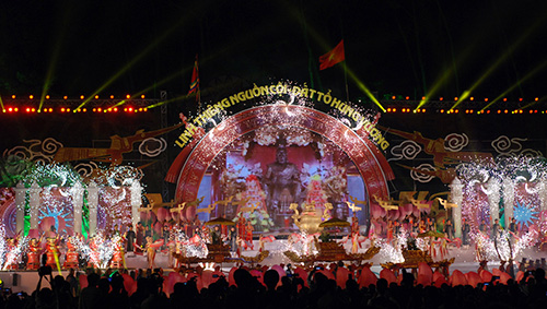 ທ່ານປະທານປະເທດເຈືອງເຕີນຊາງເຂົ້າຮ່ວມພິທີໄຂງານບຸນວິຫານຮຸ່ງ2013