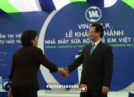 ທ່ານນາຍົກລັດຖະມົນຕີຫວຽດນາມຫງວຽນເຕີນຢູງ ເຂົ້າຮ່ວມພິທີເປີດສະຫຼອງໂຮງງານຜະລິດນົມຜົງ