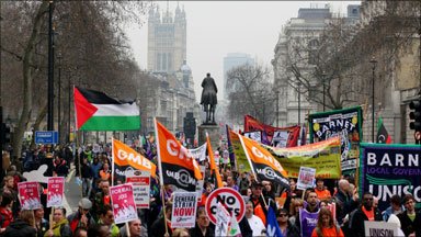 ການແຫ່ຂະບວນ ປະທ້ວງຕ້ານສົງຄາມ ຢູ່ ອັງກິດ