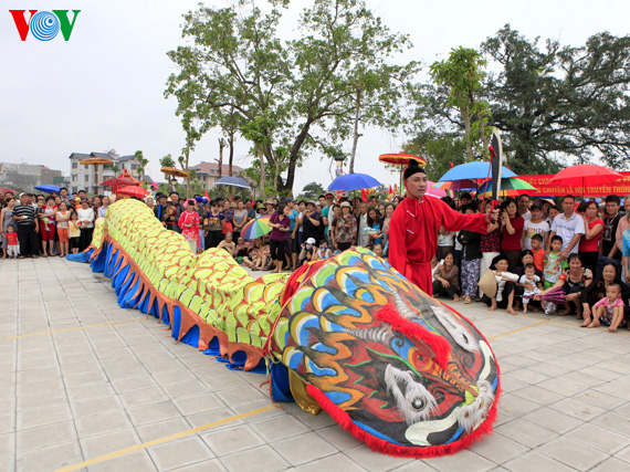 ງານບຸນຂ້າງູຢູ່ໝູ່ບ້ານ ເລ້ເມີດ