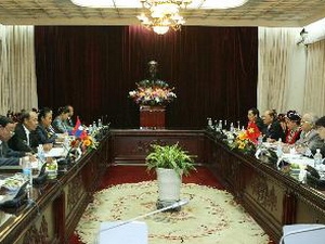 ປະທານສະພາແຫ່ງຊາດ ຫງວຽນຊິງຮຸ່ງ ຕ້ອນຮັບ ຄະນະຜູ້ແທນກຳມາທິການ ບັນດາເຜົ່າລາວ