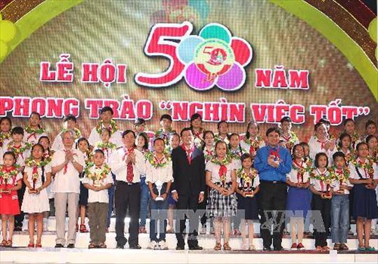 ທ່ານປະທານປະເທດເຈືອງເຕີນຊາງເຂົ້າຮ່ວມງານບຸນ 50 ປີແຫ່ງຂະບວນການວຽກດີພັນຢ່າງ