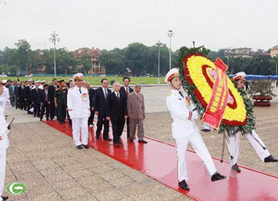 ພິທີໄຫວ້ອາໄລລະດັບຊາດສະເຫຼີມສະຫຼອງ 123 ປີແຫ່ງວັນຄ້າຍວັນເກີດປະທານ ໂຮ່ຈີມິນ