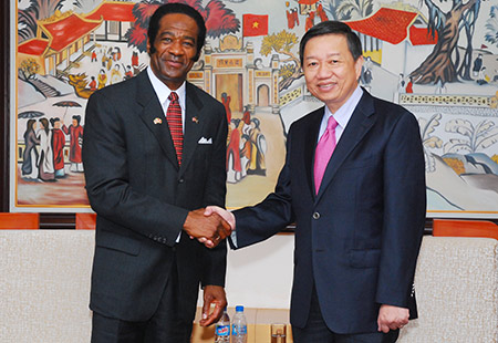 ຮອງຜູ້ຊ່ວຍວຽກລັດຖະມົນຕີປ້ອງກັນປະເທດອາເມລິກາມາຢ້ຽມຢາມຫວຽດນາມ