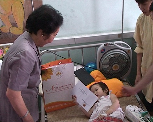 ຮອງປະທານປະເທດ ຫງວຽນທິຢວານ ຢ້ຽມຢາມ ເດັກນ້ອຍ ພວມເຈັບເປັນ