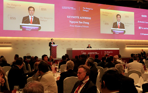 ທ່ານນາຍົກລັດຖະມົນຕີຫງວຽນເຕີນຢູງສິ້ນສຸດການຢ້ຽມຢາມສິງກະໂປແລະເຂົ້າຮ່ວມກອງປະຊຸມShangri La 12