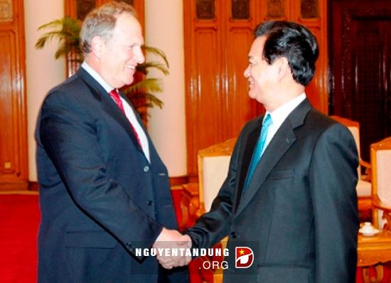 ກຳມະການຄະນະກຳມະການປະຕິຮູບ ແລະ ຮັບຜິດຊອບການເງິນຂອງ ປະທານາທິບໍດີ Obama ຢ້ຽມຢາມ ຫວຽດນາມ