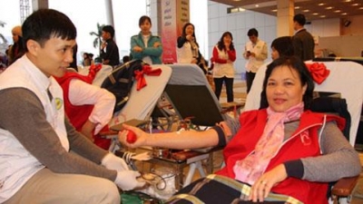 ເຊີດຊູ 100 ຄົນ ທີ່ເປັນແບບຢ່າງຂອງຫວຽດນາມ ໃນການ ບໍລິຈາກເລືອກດ້ວຍຄວາມສະໝັກໃຈ