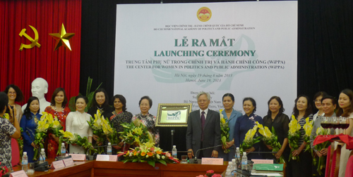 ພິທີສະເຫນີຕົວສູນແມ່ຍິງໃນຂົງເຂດການເມືອງແລະການປົກຄອງ