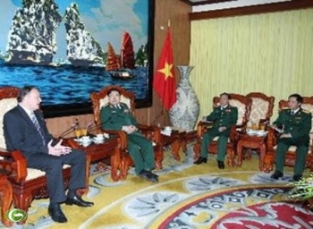 ລັດຖະມົນຕີກະຊວງປ້ອງ ກັນປະເທດຫວຽດນາມ ໃຫ້ການຕ້ອນຮັບ ເອກອັກຄະລັດຖະທູດ ສ.ສະໂລວາກີ