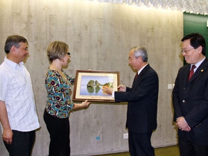 ຄະນະກຳມະການແນວໂຮມປະເທດຊາດຫວຽດນາມ ໄປຢ້ຽມຢາມ ແລະ ເຮັດວຽກຢູ່ຝລັ່ງ