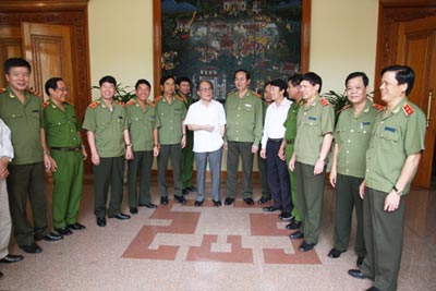 ທ່ານຫງວຽນຊິງຮຸ່ງ ເຮັດວຽກກັບຄະນະ ພັກຕຳຫຼວດສູນກາງ