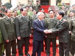 ທ່ານເລຂາທິການໃຫ່ຍ ຫງວຽນຟູຈ້ອງເຮັດວຽກ ກັບຄະນະພັກຕຳຫຼວດ ສູນກາງ