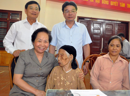 ທ່ານນາງຮອງປະທານປະເທດ ມອບຂອງຂວັນຄອບຄົວນະໂຍບາຍ