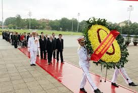 ການນຳພັກ, ລັດເຂົ້າໄຫວ້ອາໄລ ປະທານໂຮ່ຈິມິນໃນ ໂອກາດວັນຊາດທີ 2/9