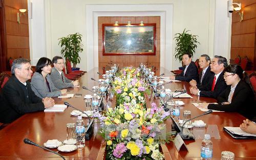 ຄະນະຜູ້ແທນພັກກອມມູນິດຝຣັ່ງຢ້ຽມຢາມ ຫວຽດນາມ