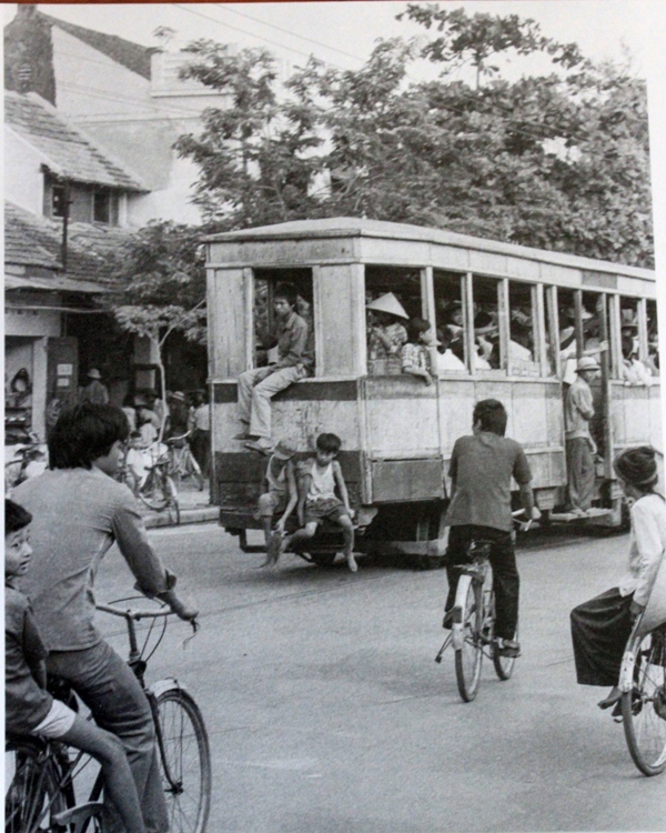 ຮ່າໂນ້ຍໄລຍະເກື້ອກຸນຜ່ານມືກ້ອງຂອງນັກການທູດອັງກິດ